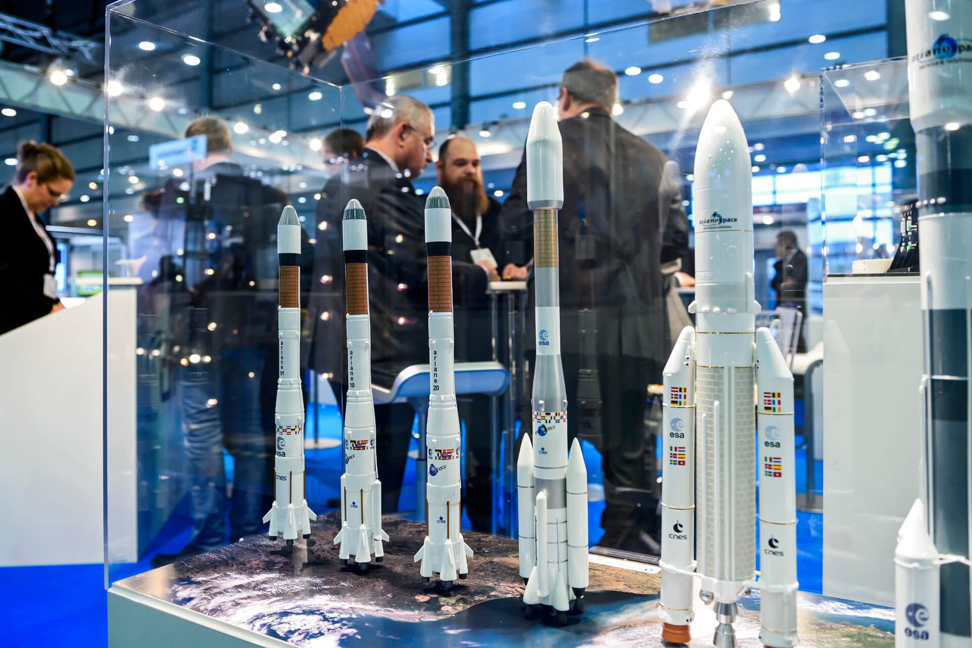 Bild von ein der SpaceTechExpo mit Raketenmodellen